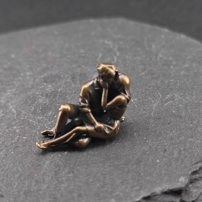 Brass Kissing Couple Figurine – Miniature Romance Sculpture and Collectible Gift