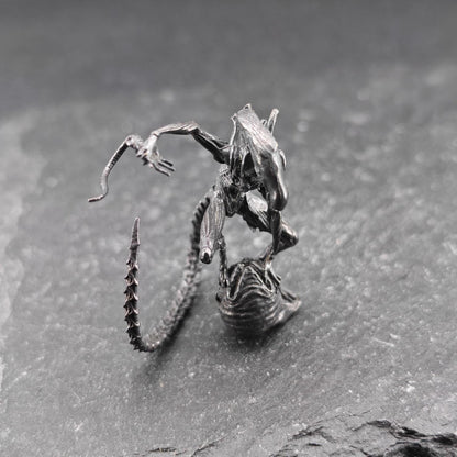 Brass Xenomorph Queen Guard Figurine — Sci-Fi Micro World Diorama Sculpture