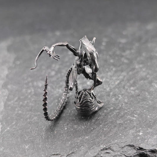 Brass Xenomorph Queen Guard Figurine — Sci-Fi Micro World Diorama Sculpture