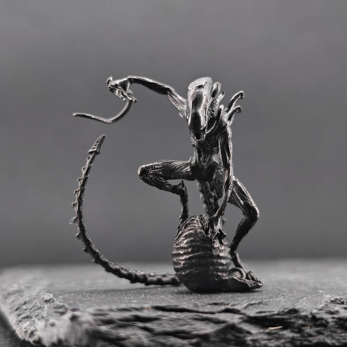 Brass Xenomorph Queen Guard Figurine — Sci-Fi Micro World Diorama Sculpture
