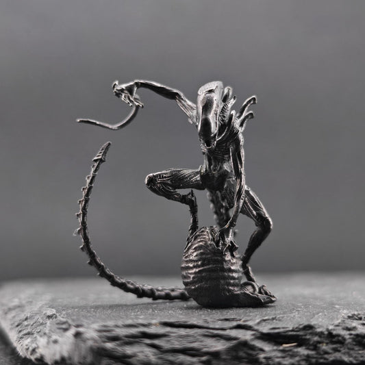 Brass Xenomorph Queen Guard Figurine — Sci-Fi Micro World Diorama Sculpture