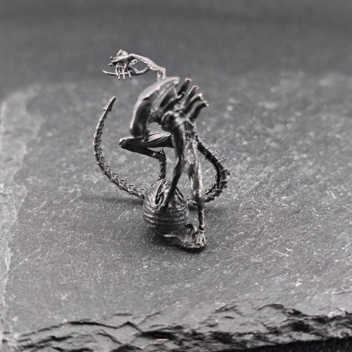 Brass Xenomorph Queen Guard Figurine — Sci-Fi Micro World Diorama Sculpture