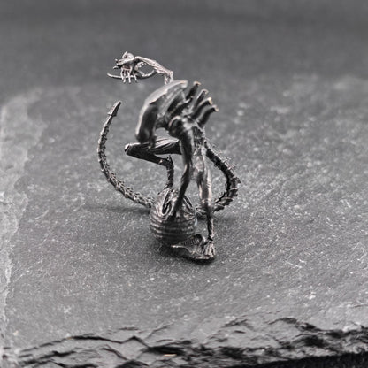 Brass Xenomorph Queen Guard Figurine — Sci-Fi Micro World Diorama Sculpture