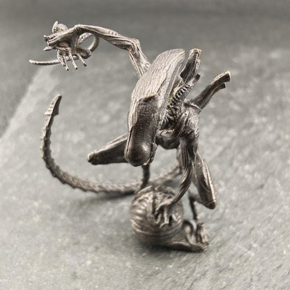 Brass Xenomorph Queen Guard Figurine — Sci-Fi Micro World Diorama Sculpture