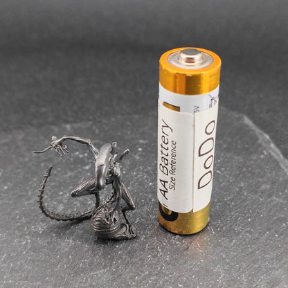 Brass Xenomorph Queen Guard Figurine — Sci-Fi Micro World Diorama Sculpture