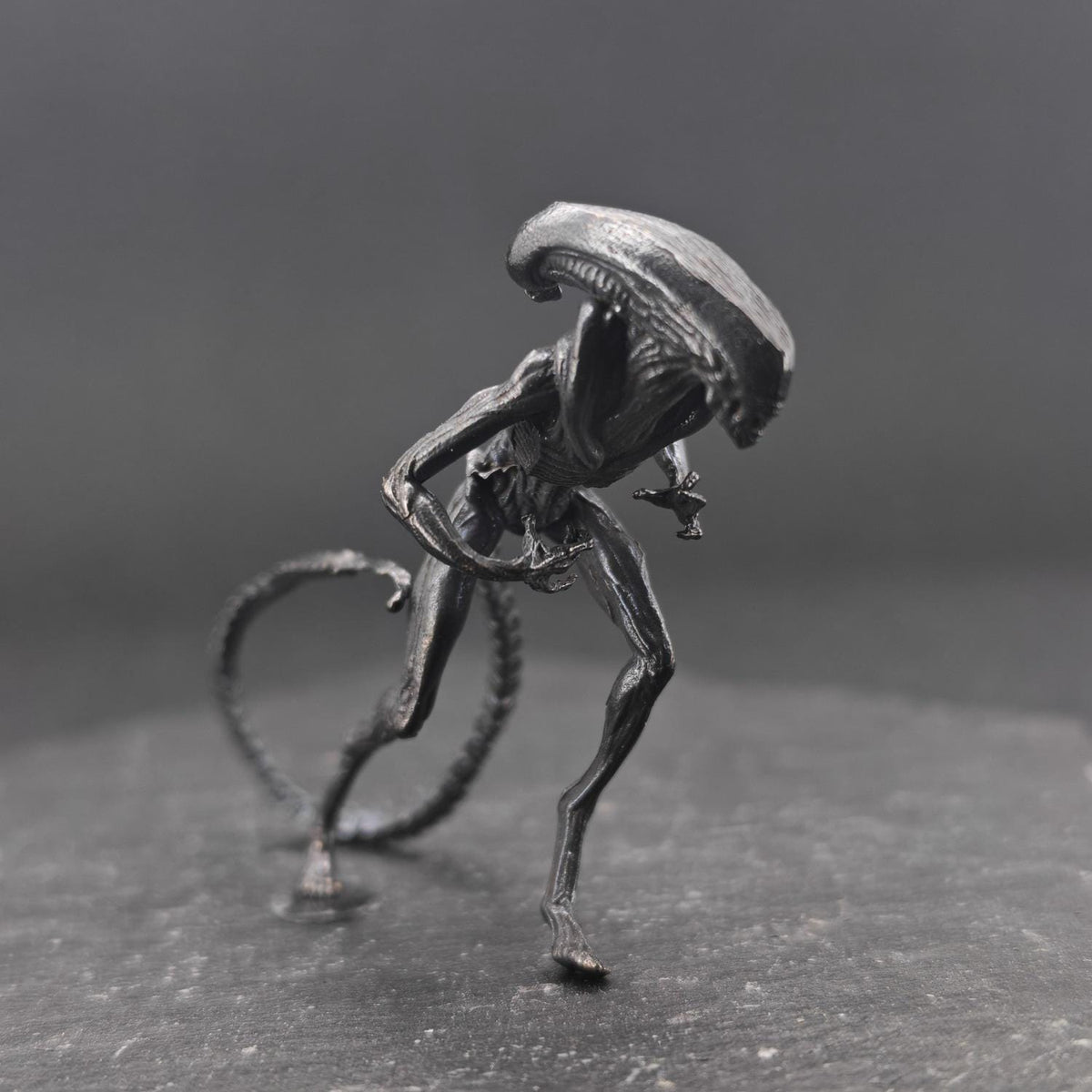 Brass Alien Creature Figurine – Handcast Sci-Fi Horror Miniature Sculpture for Collectors & Diorama