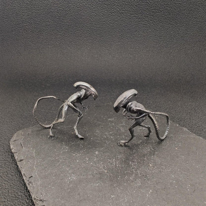 Brass Alien Creature Figurine – Handcast Sci-Fi Horror Miniature Sculpture for Collectors & Diorama