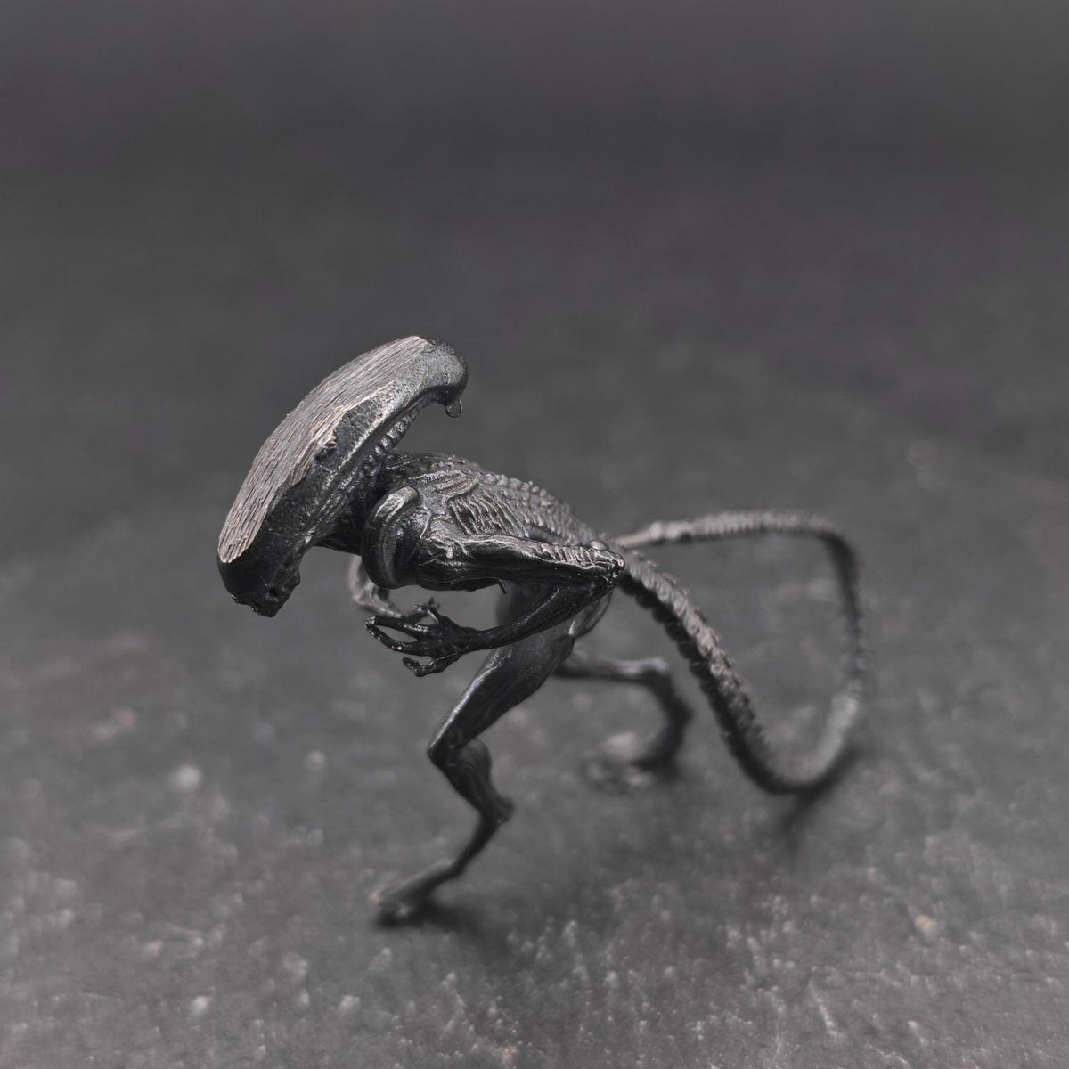 Brass Alien Creature Figurine – Handcast Sci-Fi Horror Miniature Sculpture for Collectors & Diorama