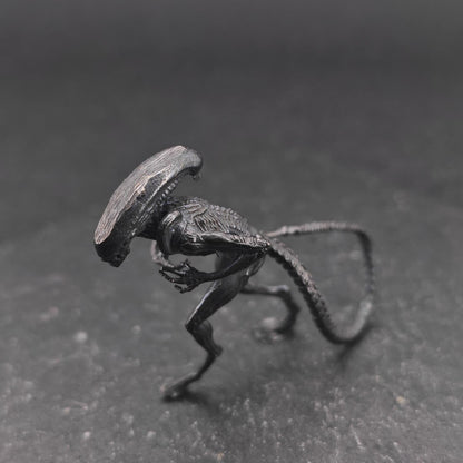 Brass Alien Creature Figurine – Handcast Sci-Fi Horror Miniature Sculpture for Collectors & Diorama