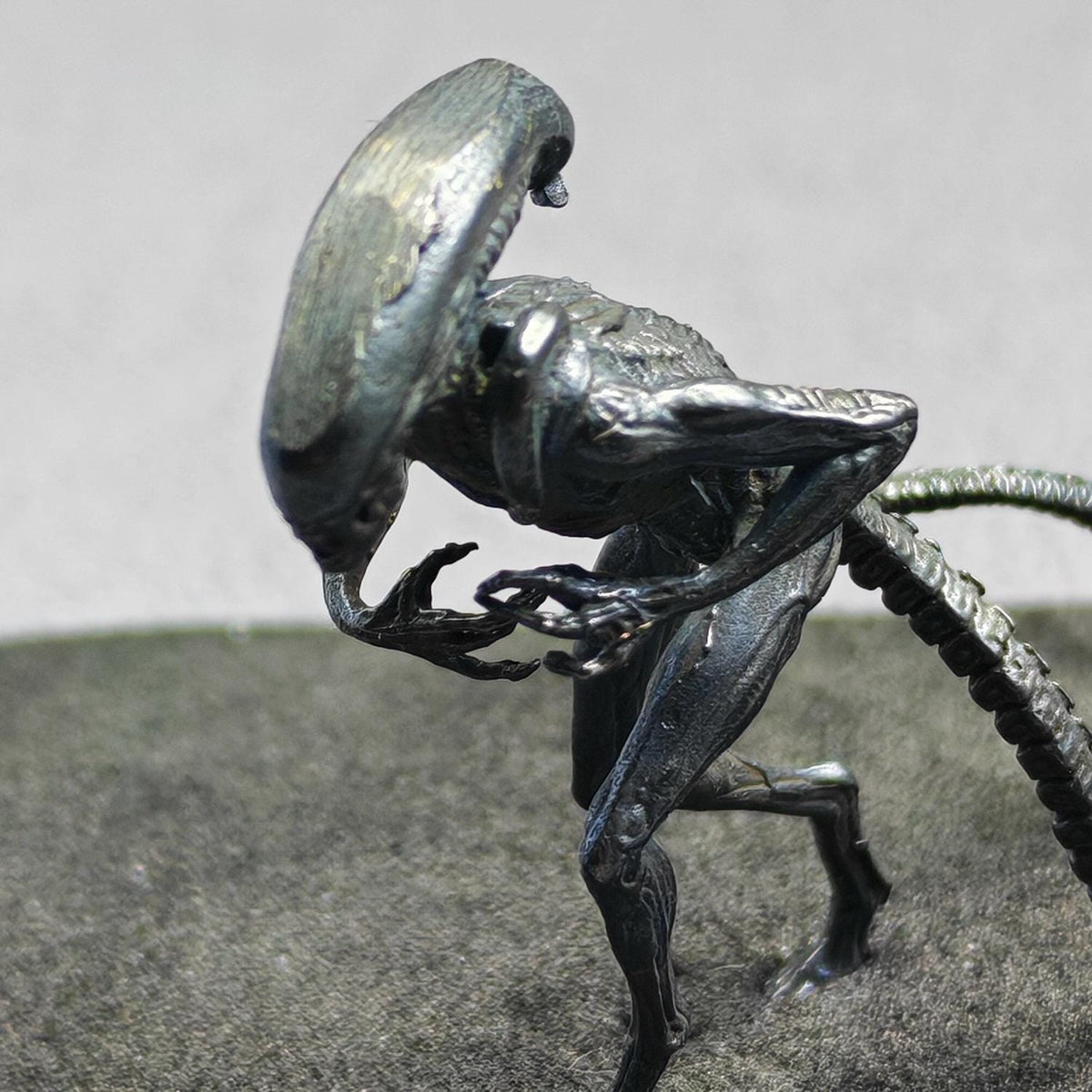 Brass Alien Creature Figurine – Handcast Sci-Fi Horror Miniature Sculpture for Collectors & Diorama