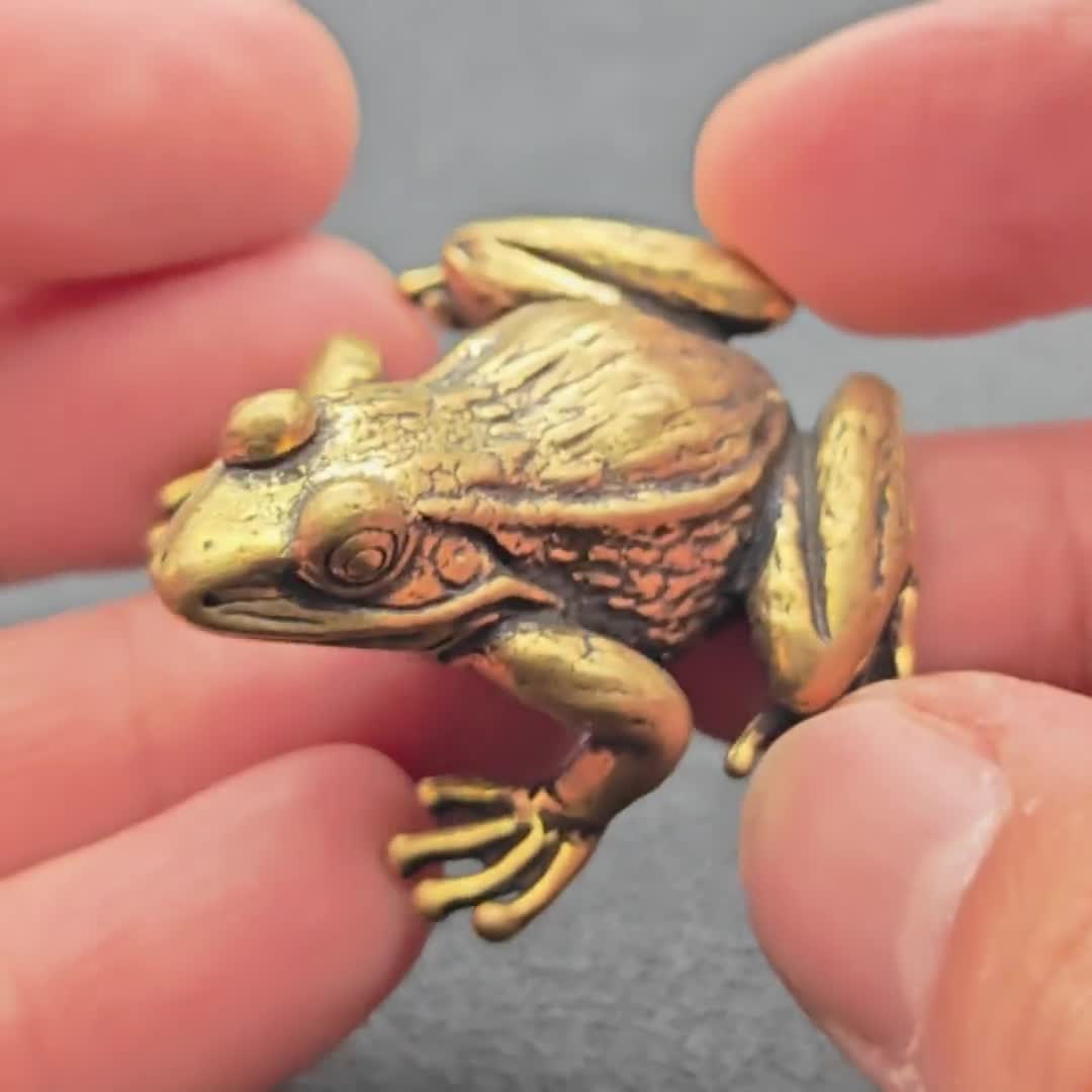 Brass Frog Figurine – Vintage Lucky Toad Collectible for Desk, Shelf & Feng Shui Display