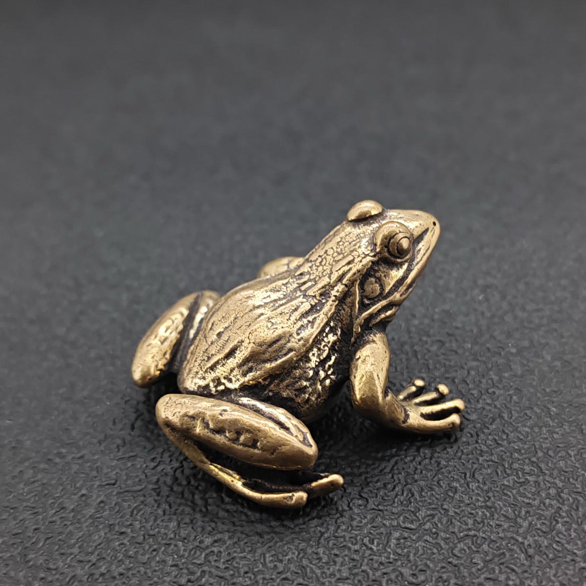 Brass Frog Figurine – Vintage Lucky Toad Collectible for Desk, Shelf & Feng Shui Display